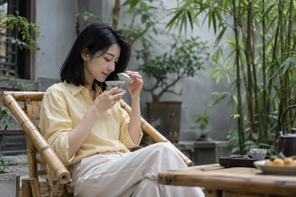 竹影院落中的盖碗茶，示意清香型茶样的日常品饮场景